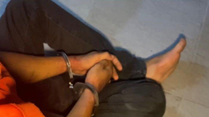 CURANMOR- Terduga pelaku pencurian dengan kondisi tangan diborgol setelah diamankan tim Klewang Satreskrim Polresta Padang.