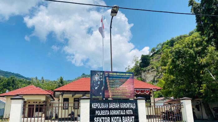 Kantor kepolisian sektor (Polsek) Kota Barat.