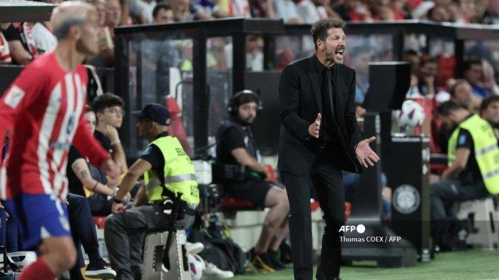 Pelatih Atletico Madrid asal Argentina Diego Simeone meneriakkan instruksi kepada para pemainnya dari pinggir lapangan selama pertandingan sepak bola Liga Spanyol antara Rayo Vallecano de Madrid dan Club Atletico de Madrid di stadion Vallecas di Madrid pada 28 Agustus 2023.