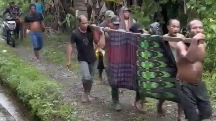 Warga membawa korban disambar petir di Desa Kabu Tunong, Seunagan Timur, Nagan Raya
