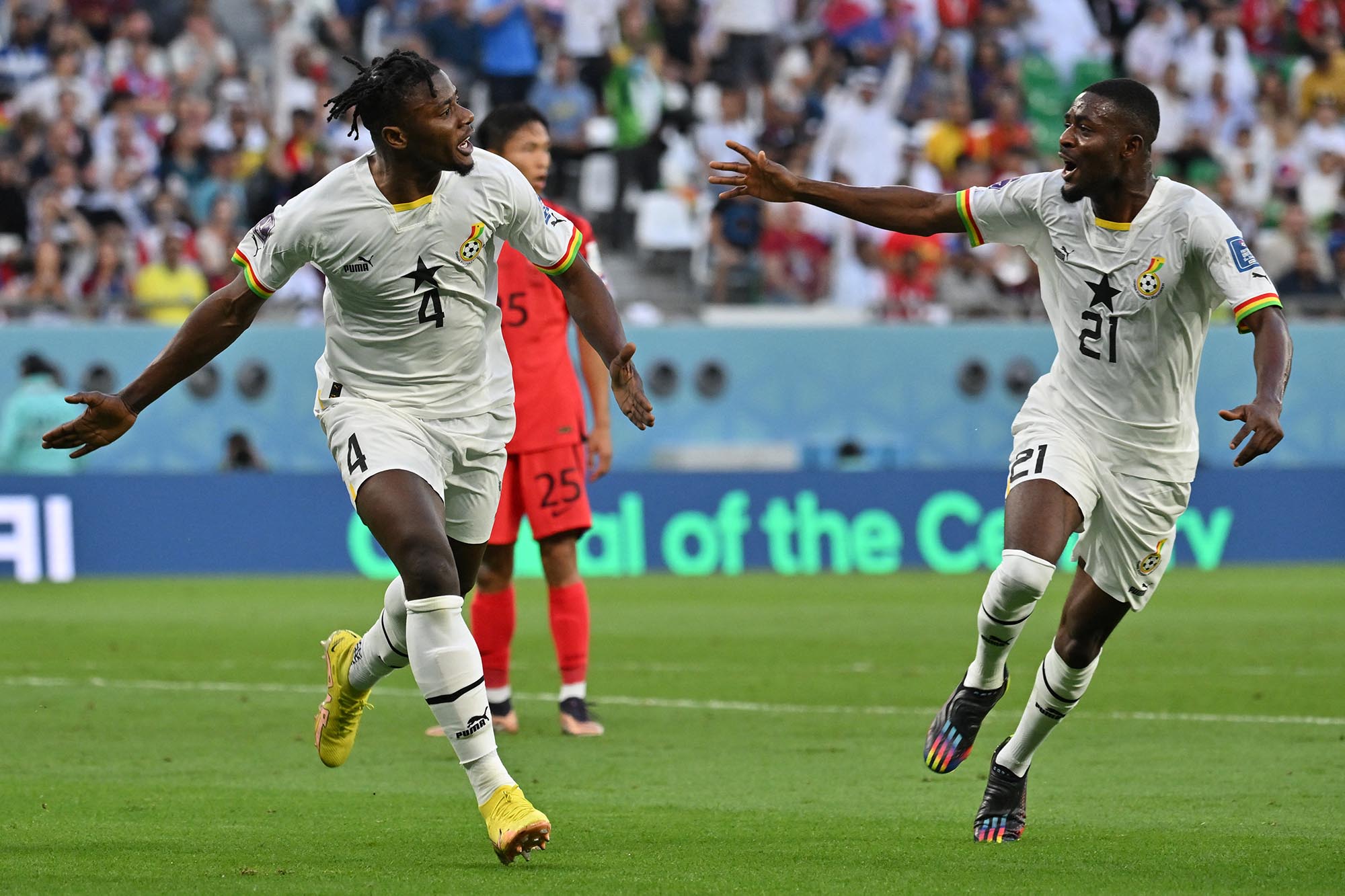 Bek Ghana Mohammed Salisu (Kiri) merayakan gol pembuka dengan rekan setimnya gelandang Ghana Salis Abdul Samed selama pertandingan sepak bola Grup H Piala Dunia 2022 Qatar antara Korea Selatan dan Ghana di Stadion Kota Pendidikan di Al-Rayyan, barat Doha, Senin (28 November 2022). (JUNG Yeon-je / AFP)