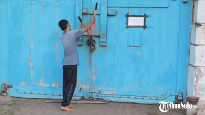 DIGEMBOK - Drama gembok-gembokan kembali terjadi di Pintu Magangan Keraton Kasunanan Surakarta dalam beberapa hari terakhir. Pengageng Sasana Wilapa PB XIV Purboyo GKRP Timoer Rumbay Kusuma Dewayani mengaku mobilnya tak bisa keluar akibat kejadian ini. Foto diambil Selasa (28/4/2026).