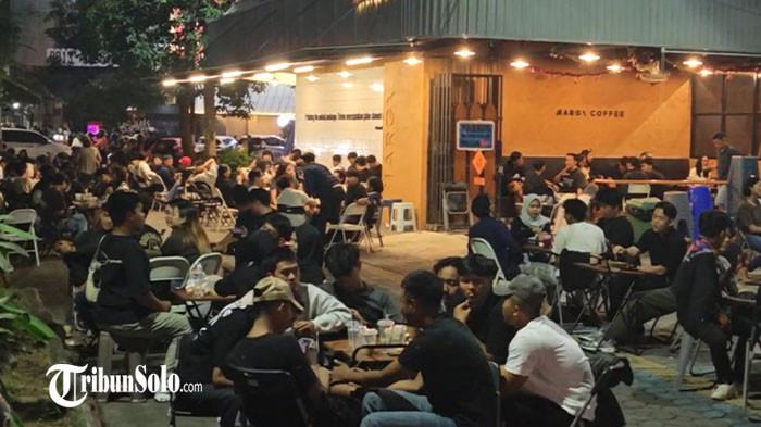 COFFEE SHOP - Ilustrasi suasana coffee shop di Jalan Slamet Riyadi, Solo, beberapa waktu lalu. Seorang pegawai coffee shop di Jalan Slamet Riyadi sempat membawa-bawa nama Wali Kota Respati Ardi di tengah pelanggaran yang dilakukan. Kepala Satpol PP Kota Solo, Didik Anggono, menyebut pencatutan nama tersebut diduga hanya akal-akalan untuk mengintimidasi agar tidak ditertibkan.
