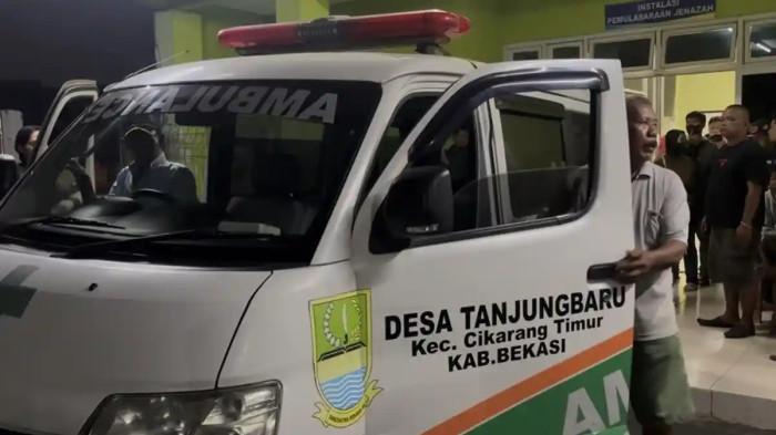 KECELAKAAN KERETA - Keluarga salah satu korban tewas dalam insiden kecelakaan kereta di Stasiun Bekasi Timur atas nama Nurlela lemas ketika mendatangi ruang pemusalaraan jenazah di RSUD Bekasi pada Senin (27/4/2026).