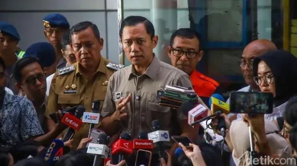 Agus Harimurti Yudhoyono selaku Menteri Koordinator Bidang Infrastruktur dan Pembangunan Kewilayahan (Menko IPK) meninjau langsung lokasi pascakecelakaan antara KRL Commuter Line dan KA Argo Bromo Anggrek di Stasiun Bekasi Timur, Selasa (28/4/2026). Kehadirannya di tengah proses penanganan darurat menunjukkan perhatian pemerintah terhadap keselamatan transportasi publik.