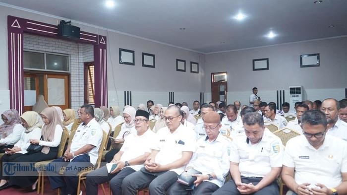 Para staf ahli Bupati, para asisten, pimpinan OPD, serta para camat yang ikut rapat