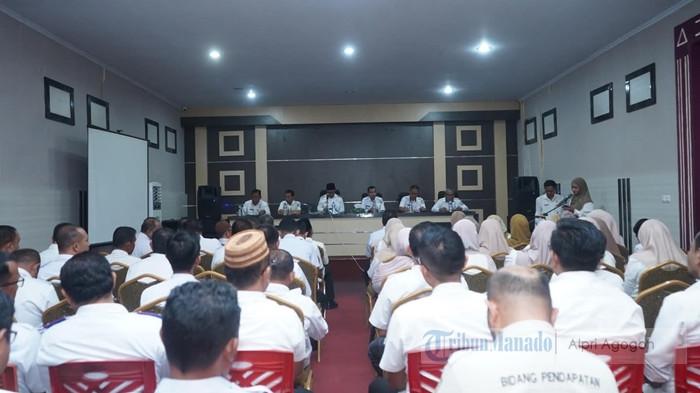 RAPAT - Bupati Boltara Sirajudin Lasena (ketiga dari kiri) pimpin rapat