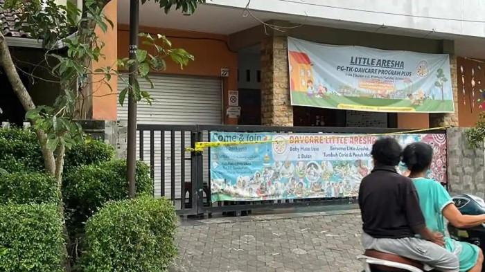 DUGAAN KEKERASAN – Tempat penitipan anak (daycare) Little Aresha yang terletak di Sorosutan, Umbulharjo, Kota Yogyakarta, viral usai digerebek aparat kepolisian. Penggerebekan tersebut terjadi lantaran adanya dugaan penganiayaan kepada balita yang dititipkan di daycare tersebut.