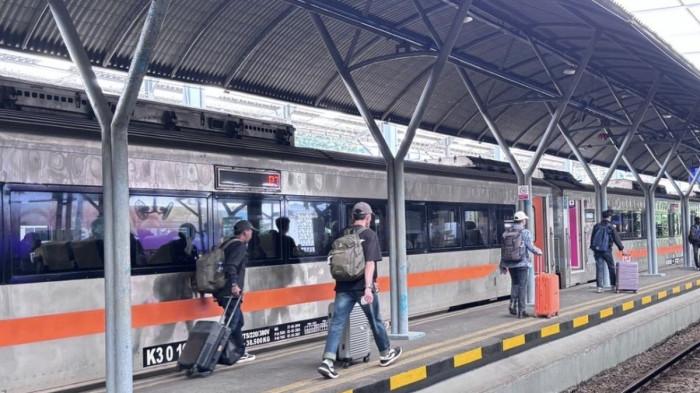 TIKET - Penumpang di Stasiun Surabaya Gubeng.