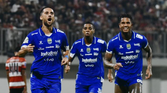 BERSELEBRASI - Gelandang Persib Bandung, Luciano Guaycochea (paling kiri) merayakan gol bersama rekan satu tim setelah mencetak gol ke gawang Madura United pada pekan ke-14 Super League di Stadion Gelora Ratu Pamelingan, Minggu (30/11/2025) malam WIB.