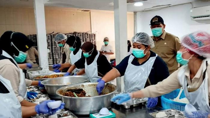 AKTIFITAS SPPG - Suasana di salah satu Satuan Pelayanan Pemenuhan Gizi (SPPG) di Surabaya saat menyiapkan Makan Bergizi Gratis (MBG), beberapa waktu lalu. Di Jawa Timur, terdapat 3.300 SPG yang tersebar di 38 kabupaten/kota.