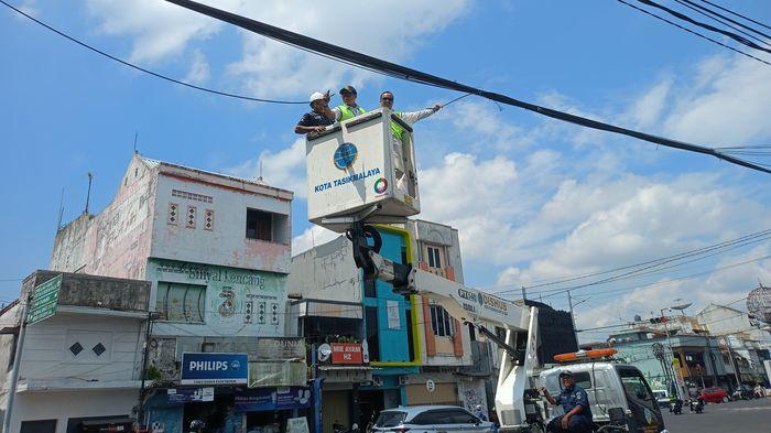 PEMUTUSAN KABEL JARINGAN - Wali Kota Tasikmalaya, Viman Alfarizi Ramadhan melakukan pemutusan kabel jaringan sebagai langkah awal kerja sama dengan Apjatel berlokasi di Jalan HZ Mustofa, Rabu (29/4/2026).