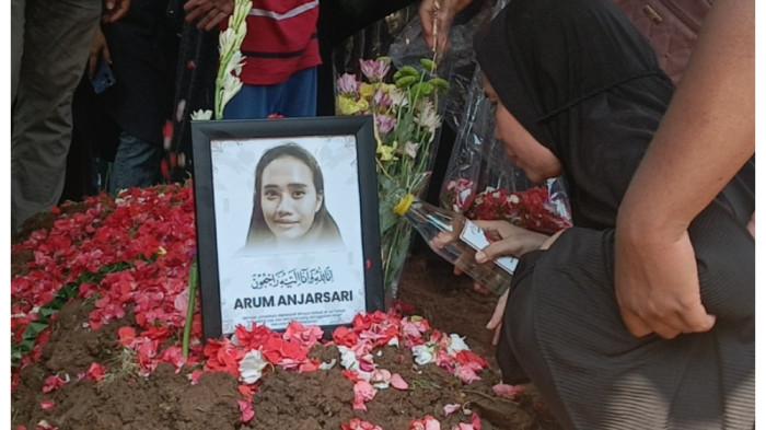 KORBAN KECELAKAAN KERETA - Sri Lestari saat mendekap dan mencium foto Harum Anjasari di atas pusara, TPU Cipayung, Jakarta Timur, Rabu (29/4/2026). TRIBUNJAKARTA.COM/BIMA PUTRA