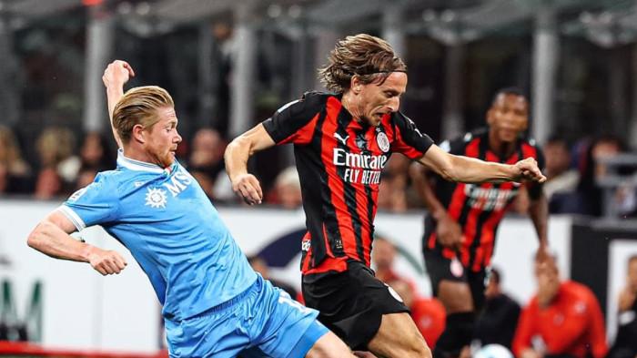 MILAN VS NAPOLI - Pemain AC Milan, Luka Modric dan Kevin De Bruyne (Manchester City) sedang berbut bola pada laga Liga Italia 2025/2026 di San Siro, Milan pada Senin (29/9/2025) dini hari WIB.