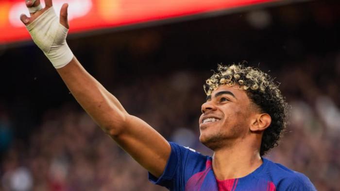 TERSENYUM - Pemain Barcelona, Lamine Yamal tersenyum saat cetak hattrick ke gawang Villarreal di Liga Spanyol 2025/2026 pada Sabtu (28/2/2026) malam WIB.