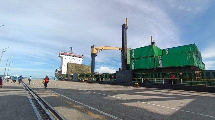 Tampak aktivitas bongkar muat kontainer atau peti kemas di kawasan Pelabuhan Malundung Kota Tarakan. TRIBUNKALTARA.COM/ANDI PAUSIAH