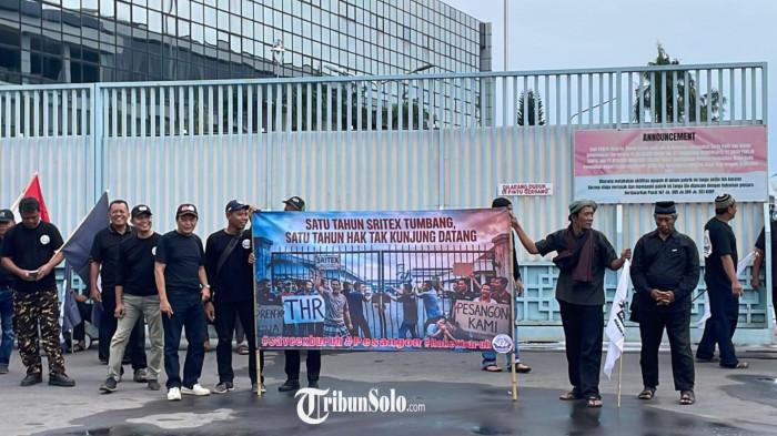 AKSI DOA BERSAMA - Sebanyak 50 orang yang tergabung dalam Solidaritas Eks Karyawan Sritex menggelar aksi doa bersama di depan gerbang pintu masuk gedung PT Sri Rejeki Isman Tbk (Sritex), Sabtu (28/2/2026). Aksi tersebut dilakukan untuk memperingati satu tahun pemutusan hubungan kerja (PHK) massal yang mereka alami. Di depan pabrik, para eks karyawan membentangkan spanduk bertuliskan, “Satu Tahun Sritex Tumbang, Satu Tahun Hak Tak Kunjung Datang.” 