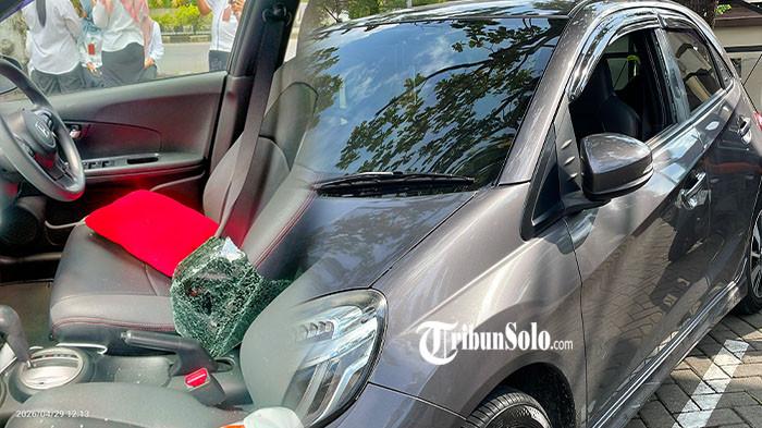 PENCURIAN SASAR MOBIL - Aksi pencurian dengan modus pecah kaca mobil terjadi di depan Kantor ATR/BPN Kabupaten Sukoharjo, Rabu (29/4/2026). Satu unit mobil Honda Brio warna abu-abu nomor polisi AD 1846 VU milik pegawai menjadi sasaran pelaku saat terparkir di trotoar. Dari laporan sementara, barang yang hilang berupa tas berisi dokumen penting.