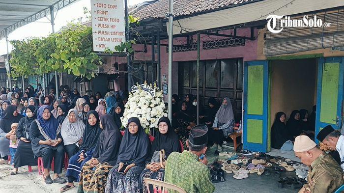 RUMAH DUKA - Suasana duka di rumah orang tua korban kecelakaan KRL Bekasi di Dukuh Beji, Desa kopen, Kecamatan Teras, Boyolali, Rabu (29/4/2026). Faridah Utami diketahui merupakan staf di RSCM Jakarta.