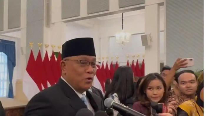 RESHUFFLE - Jumhur Hidayat saat menjawab pertanyaan wartawan usai dilantik sebagai Menteri Lingkungan Hidup oleh Presiden Prabowo Subianto di Istana Negara, Jakarta, Senin (27/4/2026). Profil Jumhur menjadi sorotan, selama ini ia dikenal sebagai aktivis pergerakan dan tokoh buruh.