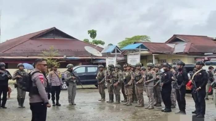 SEBAR HOAKS -  Personel Satgas Damai Cartenz mendengarkan arahan sebelum menyelidiki serangan KKB di Yahukimo, Papua Pegunungan. KKB Papua baru-baru ini menyebar hoaks, ngaku telah menguasai Dekai.