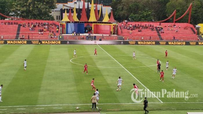 SEPI PENONTON - Laga krusial Semen Padang FC kontra Madura United pada pekan ke-30 BRI Super League 2025/2026 diwarnai minimnya kehadiran suporter di Stadion Haji Agus Salim, Padang, Rabu (29/4/2026) sore. Pertandingan yang dimulai pukul 15.30 WIB ini menjadi laga penting bagi Kabau Sirah. Namun, dukungan dari tribun terlihat belum maksimal.
