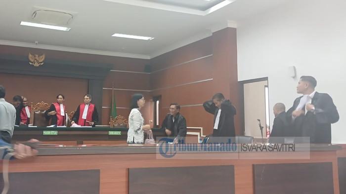 TUNTUTAN - Suasana usai sidang tuntutan kasus korupsi dana IsDB-RMP Unsrat di Pengadilan Negeri Manado, Sulawesi Utara, Rabu (22/4/2026).