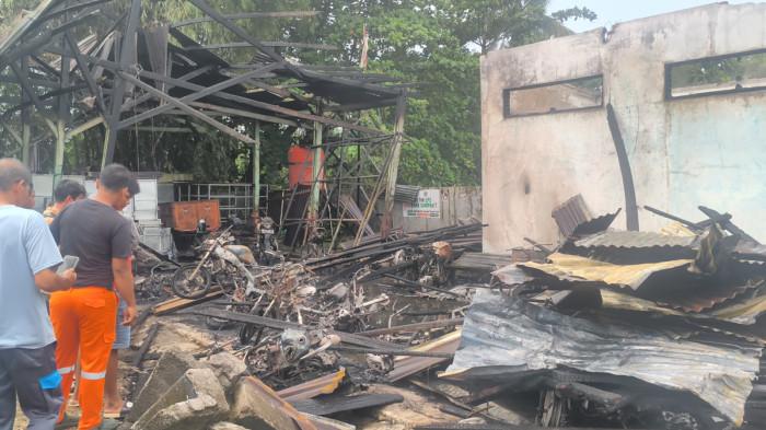 KEBAKARAN DI PADANG- Kebakaran bangunan dan sepeda motor di Kantor PSDK DLH Kota Padang, Rabu (29/4/2026) siang. Kebakaran menghanguskan sebanyak tiga bangunan dan 23 unit sepeda motor.