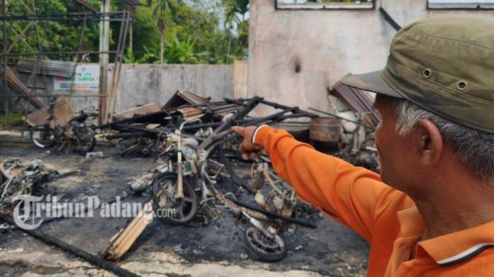 KEBAKARAN SEJUMLAH BANGUNAN - Syamsurizal (56) saat memberikan keterangan usai kebakaran di Kantor PSDK DLH Kota Padang, Rabu (29/4/2026) siang. Motornya milik Syamsurizal hangus terbakar, dan tahu berangkat bekerja menggunakan kendaraan apa.