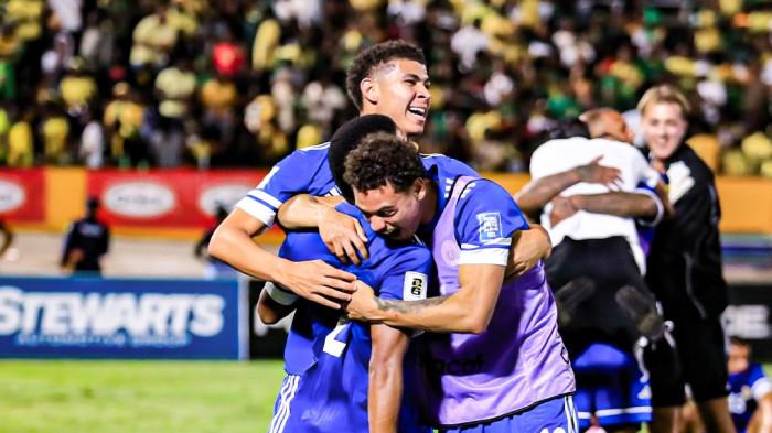 SELEBRASI - Para pemain Timnas Curacao meluapkan kegembiraan setelah dinyatakan lolos Piala Dunia 2026 seusai laga pamungkas melawan Jamaika di Kualifikasi Piala Dunia 2026 Zona Concacaf, Rabu (19/11/2025) pagi WIB. Curacao cetak sejarah lolos untuk pertama kali di Piala Dunia 2026.