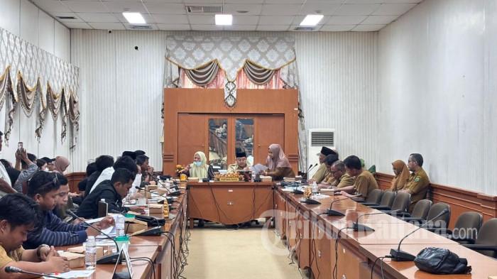 RDP MUTASI ASN - Rapat Dengar Pendapat (RDP) DPRD Nunukan bersama Pemkab dan sejumlah ASN, dengan agenda membahas polemik mutasi 208 pegawai yang dipersoalkan karena diduga demosi, Selasa (28/4/2026).
