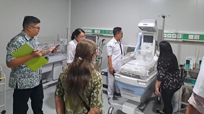 TINGKATKAN LAYANAN - Pemerintah Provinsi Sulawesi Utara Yulius Selvanus