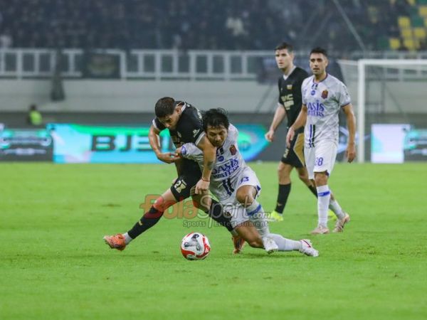Alexis Messidoro (kiri) sedang berebut bola saat bertandijng dalam laga pekan ke-30 Super League 2025/2026 antara Dewa United FC versus Persijap Jepara di Banten International Stadium, Serang, Banten, Rabu (29/4/2026).