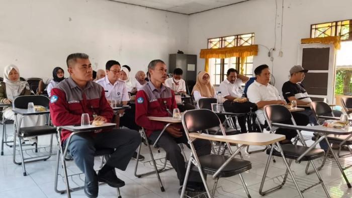 PERTEMUAN mediasi terkait penyegelan lahan sekolah di SDN Binjai Punggal, Kecamatan Halong, Kabupaten Balangan yang berlangsung di Korwil Halong, Kecamatan Halong dan dihadiri oleh Kepala Disdikbud Kabupaten Balangan, pihak sekolah, Camat Halong, Kapolsek Halong serta Fauzi.