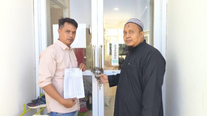 GEMBOK KANTOR-Aksi protes terjadi di kawasan pembangunan gedung Rumah Sakit Universitas Bengkulu (UNIB), Selasa (28/4/2026). Salah satu vendor proyek nekat menggembok kantor kontraktor PT Adhi Karya sebagai bentuk kekecewaan karena tagihan senilai Rp750 juta disebut belum dibayarkan selama dua tahun.
