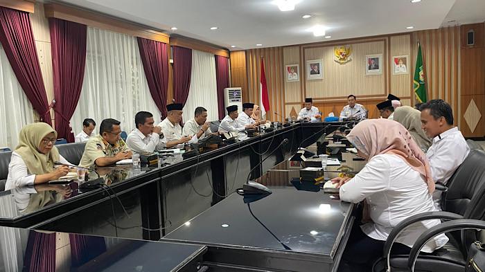 MENTRI - Sekretaris Daerah Provinsi Bengkulu, Herwan Antoni saat memimpin rapat kunjungan Zulhas ke Bengkulu di ruang rapat Merah Putih, Rabu (29/4/2026). Pemprov Bengkulu siapkan kunjungan Menko Pangan pada 1 Mei, termasuk rembuk tani dan peninjauan program MBG.