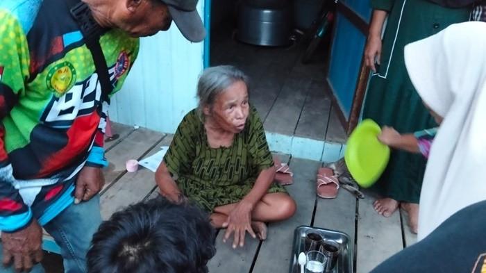 DITEMUKAN- Ibu Mastura (65) ditemukan di sebuah rumah kosong dalam keadaan sehat, usai sempat dilakukan pencarian oleh relawan gabungan dan Damkar di HSS lantaran diduga hilang atau tidak pulang ke rumah, Rabu (29/4/2026).