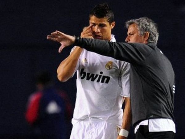 Jose Mourinho memberikan instruksi kepada Cristiano Ronaldo dalam duel Real Madrid melawan CD Guadalajara, 20 Juli 2011.