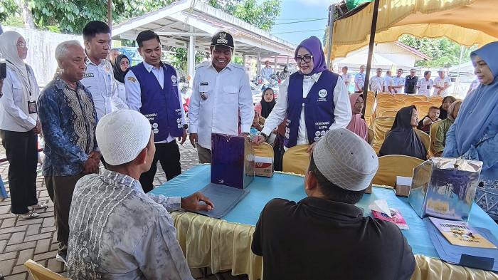 Tinjau - Bupati HSS Syafrudin Noormeninjau pelayanan di Posyandu serentak.