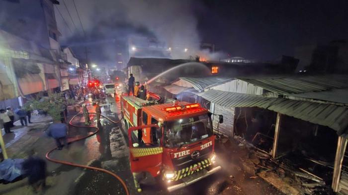 PADAMKAN API - Petugas berjibaku memadamkan api yang menjalar di kios dan ruko kompleks Pasar Kanjengan Semarang, Kamis (30/4/2026) dini hari. Total ada sekira 10 armada dan 60 petugas dikerahkan untuk memadamkan api yang pertama diketahui pada Rabu (29/4/2026) sekira pukul 22.00.