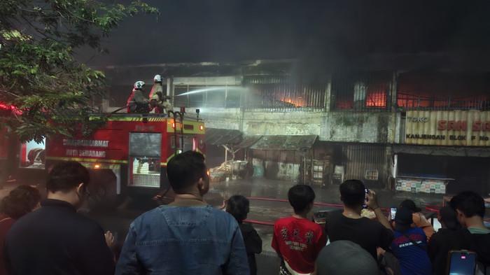 PADAMKAN API - Petugas dari Damkar Kota Semarang berjibaku memadamkan api yang menjalar di ruko Kawasan Pasar Kanjengan Semarang, Kamis (30/4/2026) dini hari. Kebakaran itu diketahui pada Rabu (29/4/2026) sekira pukul 22.00.