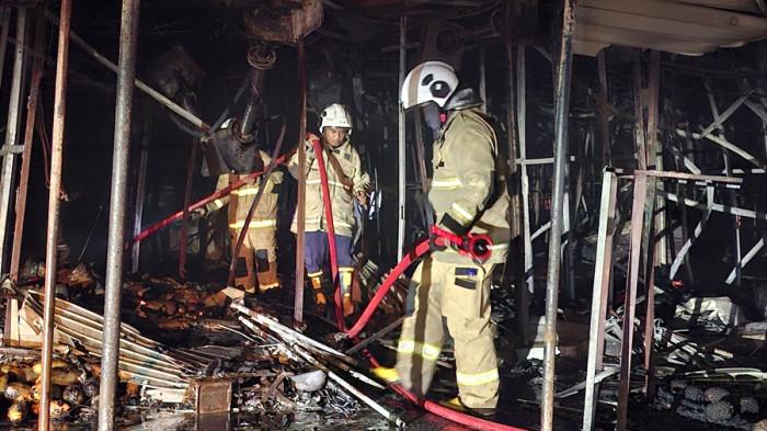 PENDINGINAN - Petugas Dinas Damkar Kota Semarang melakukan pendinginan di kios dan ruko kompleks Pasar Kanjengan yang terbakar, Kamis (30/4/2026) dini hari. Data sementara ada sekira 220 kios dan 26 ruko terdampak.