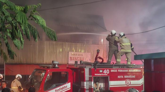 PADAMKAN API - Petugas Damkar Kota Semarang berupaya memadamkan api yang membakar Pasar Kanjengan Semarang, Rabu (29/4/2026) malam.