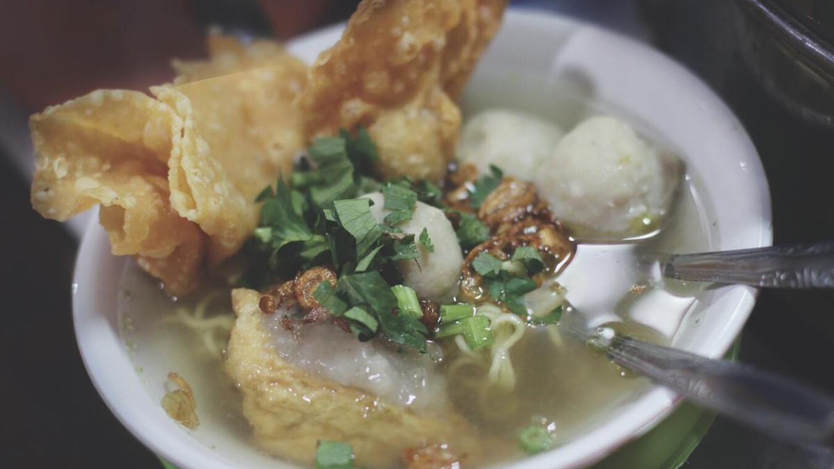 Ilustrasi sajian bakso enak di Semarang yang cocok untuk makan siang.