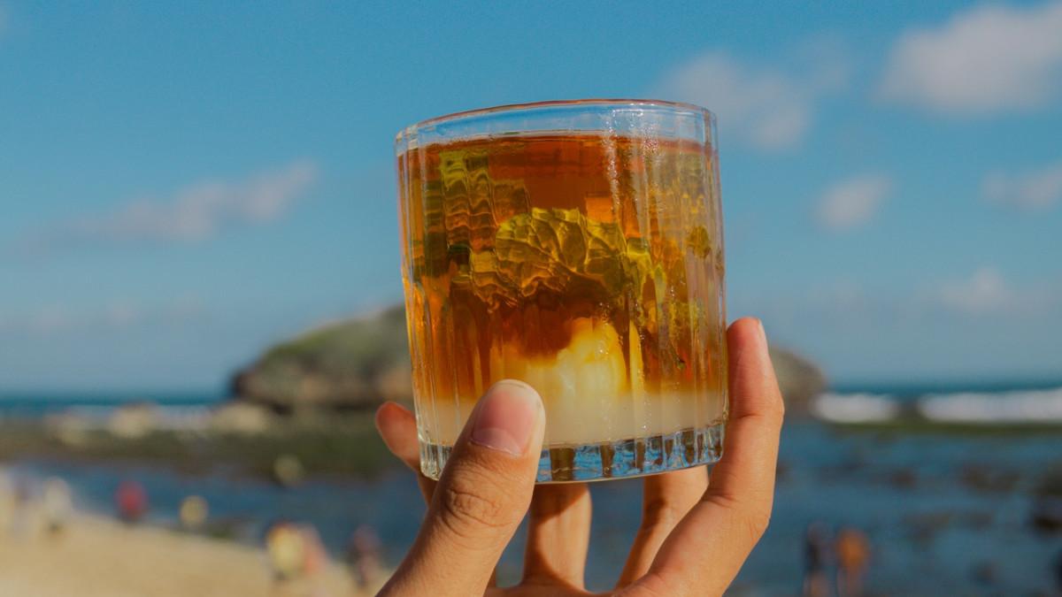 Mau ke De Rocka Beach? Ini daftar menu makanan, minuman, dan paket masuknya.