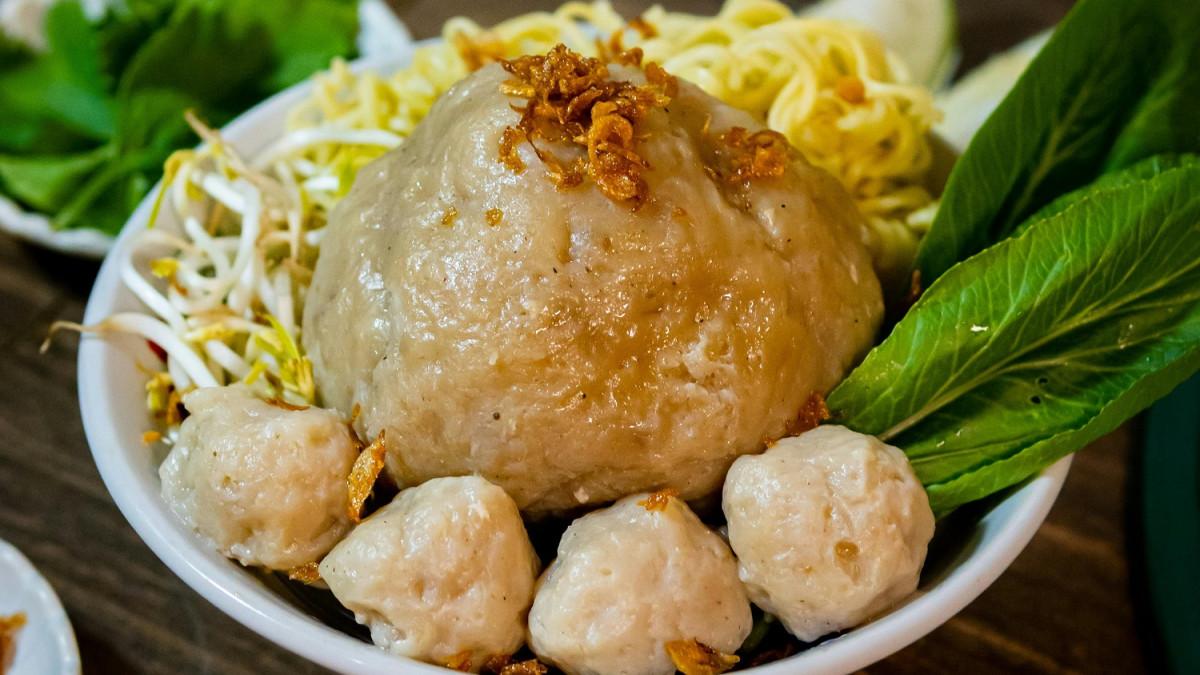 Ilustrasi sajian bakso enak di Semarang yang cocok untuk makan siang.