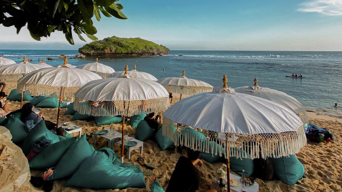 Di De Rocka Beach, kamu bisa menikmati view laut, pantai private, hingga spot foto estetik yang bikin betah.