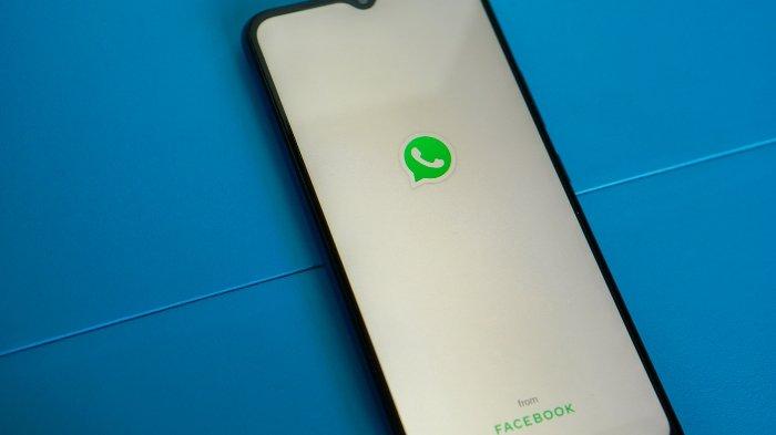Ilustrasi loading WhatsApp pada perangkat handphone