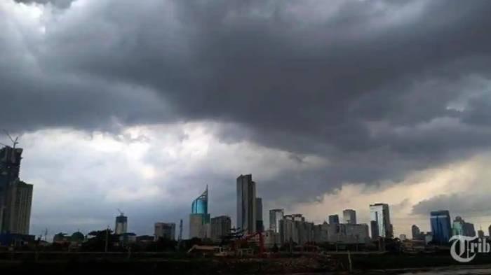 BERAWAN - Foto ilustrasi cuaca mendung di Kota Jakarta. Simak prakiraan cuaca Surabaya hari ini, Jumat (10/4/2026).
