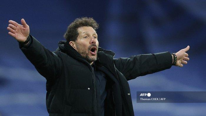 Pelatih Atletico Madrid asal Argentina Diego Simeone memberi isyarat selama Copa del Rey (Piala Raja), pertandingan sepak bola perempat final antara Real Madrid CF dan Club Atletico de Madrid di stadion Santiago Bernabeu di Madrid pada 26 Januari 2023.Thomas COEX / AFP